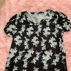 Cute short sleeve top never worn ! 🙃